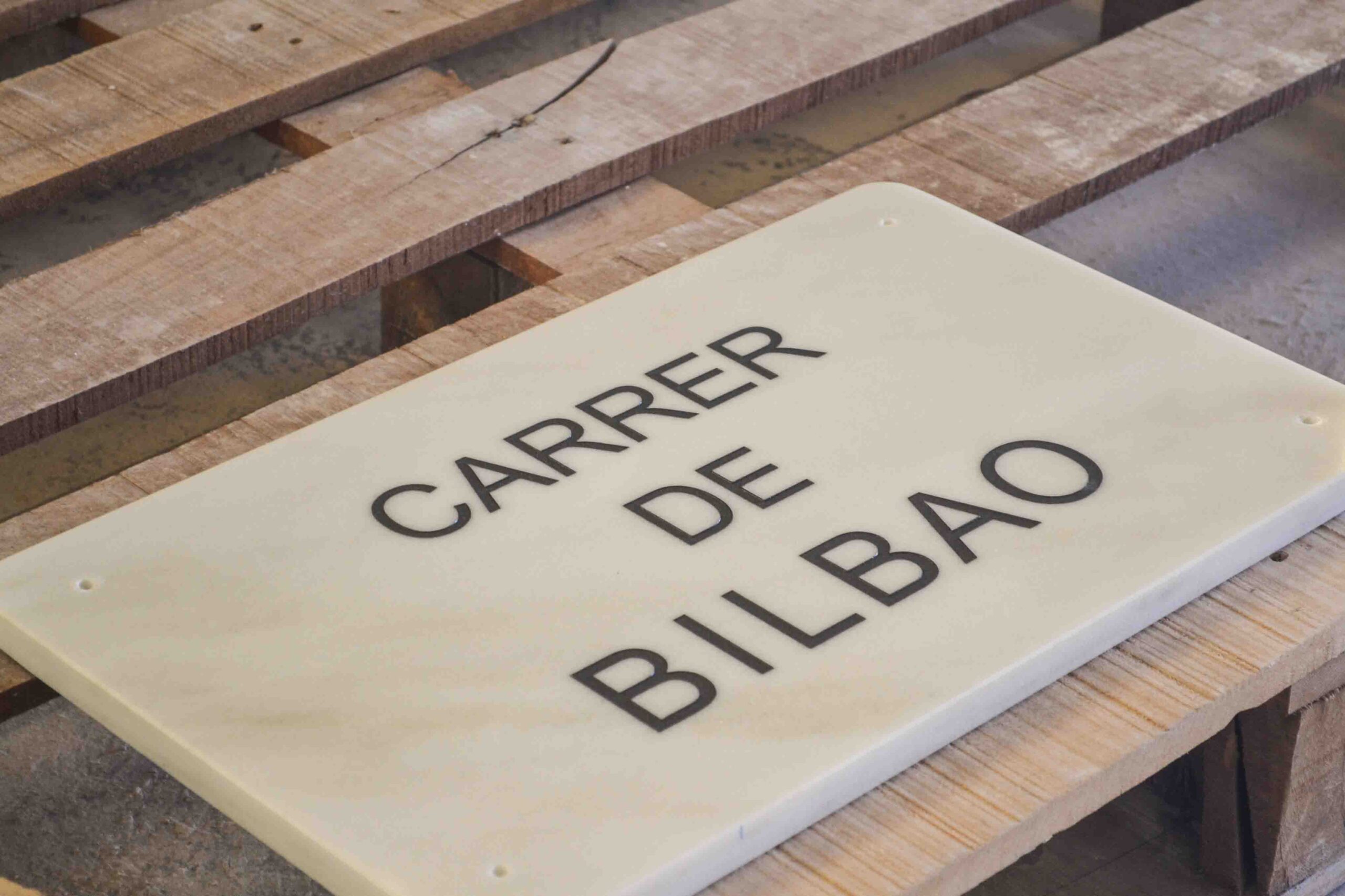 Placa de calle de marmol